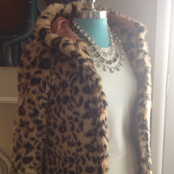 A fuzzy and warm coat w/ leopard print - Picture 2 of 4