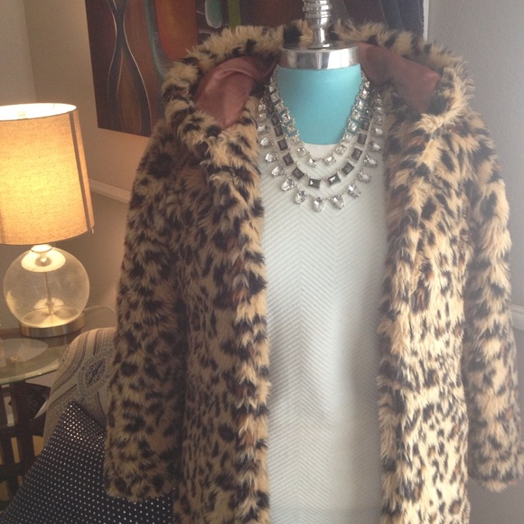 A fuzzy and warm coat w/ leopard print - Picture 3 of 4