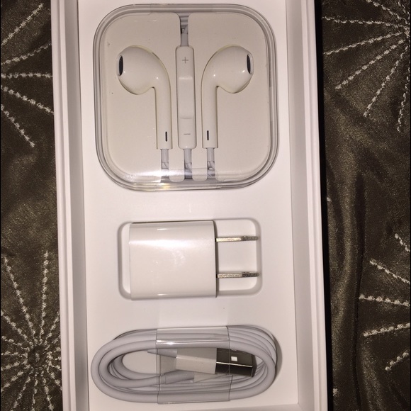Apple iPhone5.6 charger wall connector& headfones!