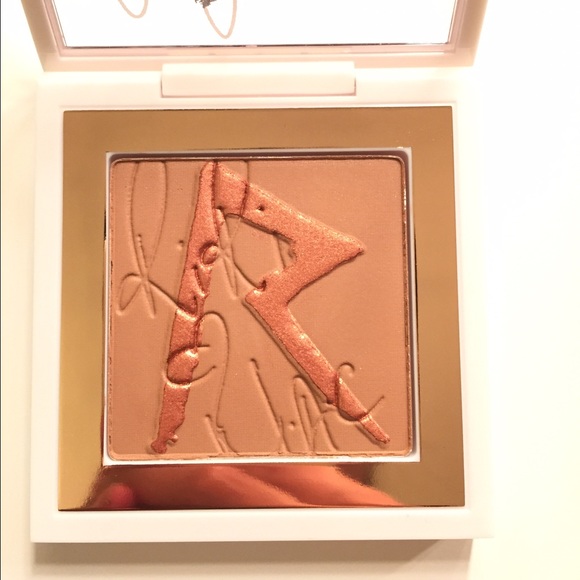 Riri Hearts MAC bronzing powder