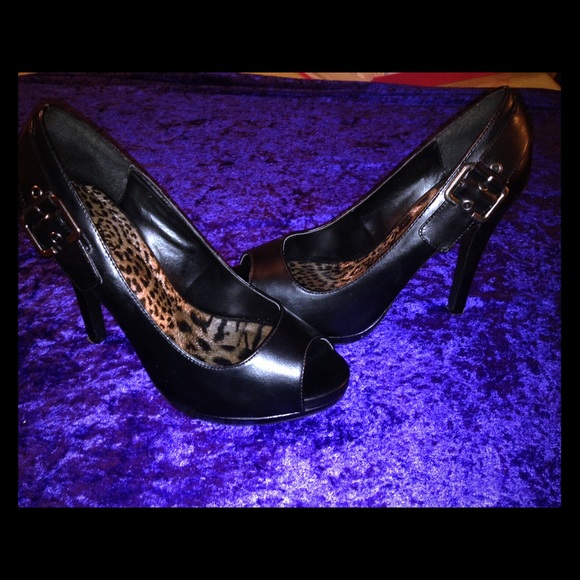 Black pumps with buckle detail