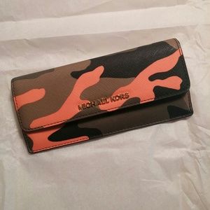 Michael kors flat wallet