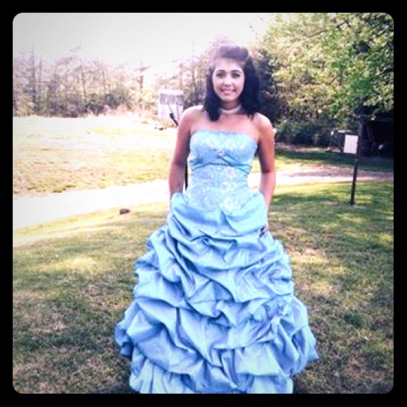 A 5/6 prom dress worn once paid 100 sale for 75$
