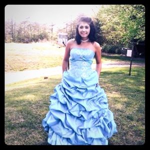 A 5/6 prom dress worn once paid 100 sale for 75$