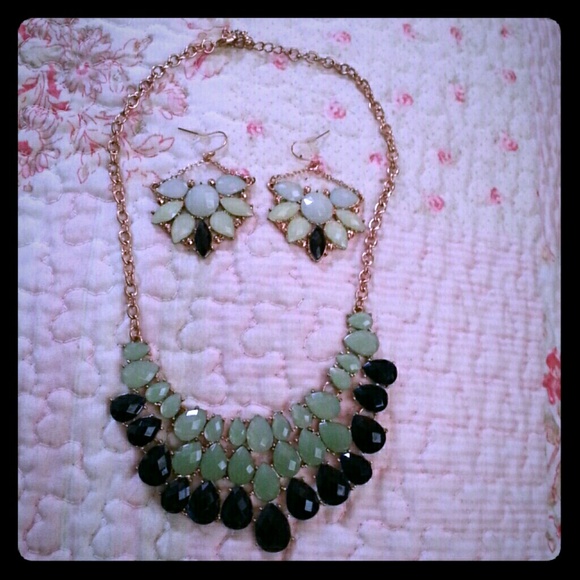Accessories - Statement set of necklace and earrings