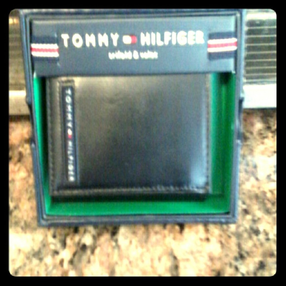 TOMMY HILFIGER MEN'S TRIFOLD & VALET