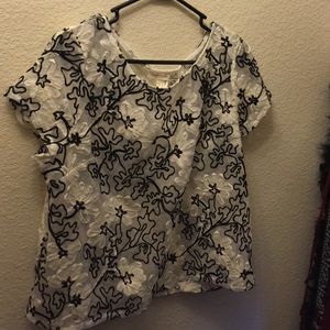 🌟White and black Anthropologie top.