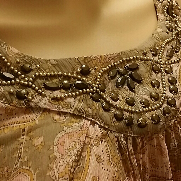 Beautiful top - Picture 2 of 3