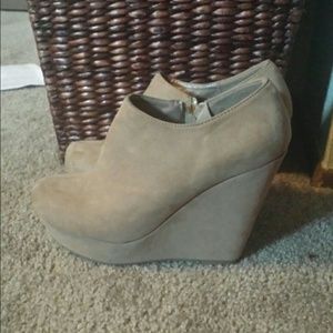 Rue 21 tan wedges