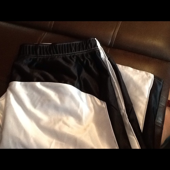 Women's Basketball Shorts NWT - Picture 4 of 4