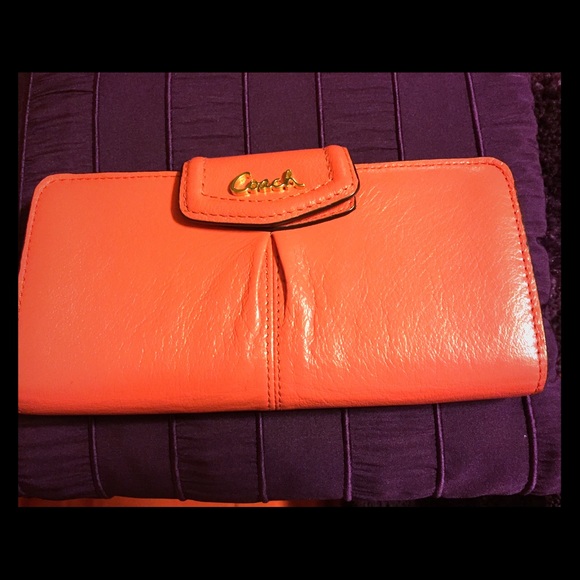 💯 Authentic Coach Coral Leather Wallet