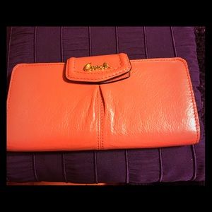 💯 Authentic Coach Coral Leather Wallet