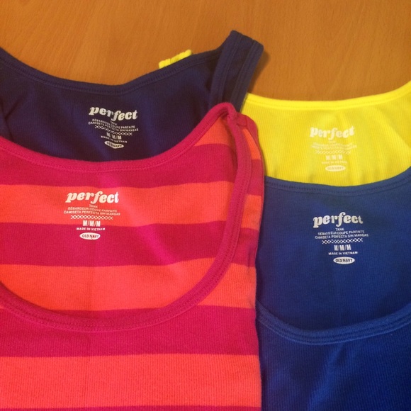 ❌DONATED❌Bundle of 4 Old Navy Perfect Tanks - Picture 2 of 2