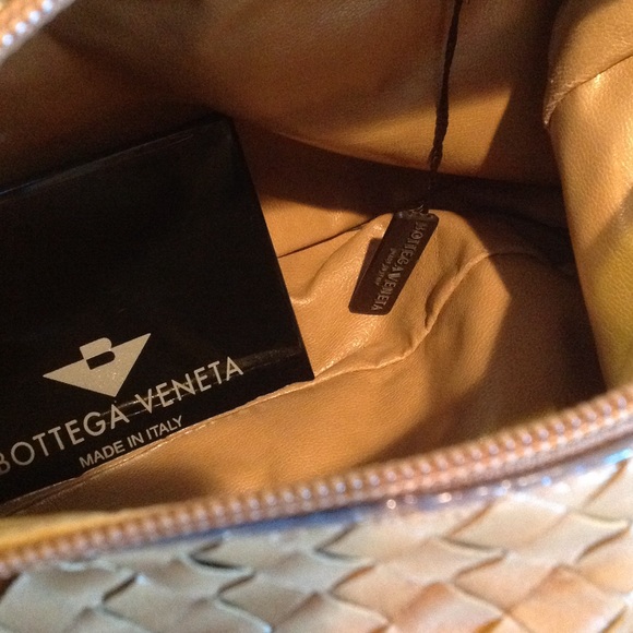 SOLD******AUTHENTIC  BOTTEGA VENETA HANDBAG - Picture 3 of 4