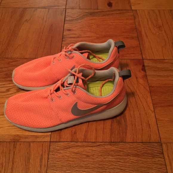 Nike Shoes - Nike Roche Runs