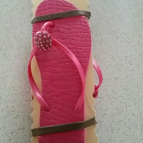 Lindsay  Phillips pink flip flops size 10