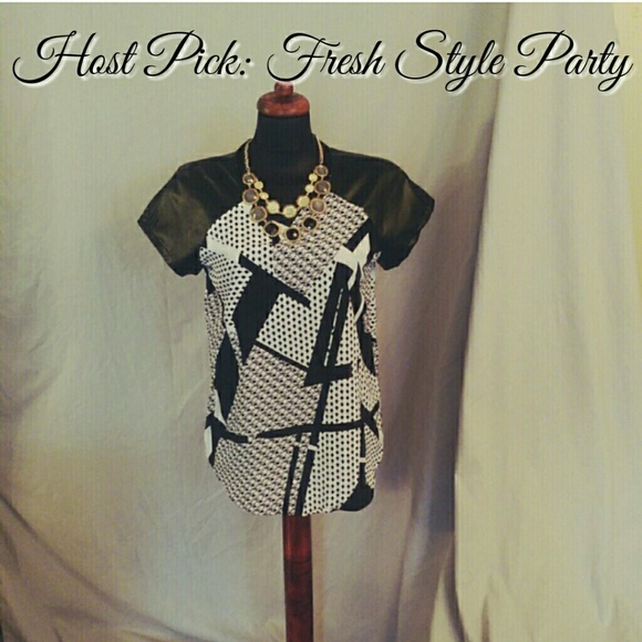 Mossimo black and white zipper graphic top Sz M