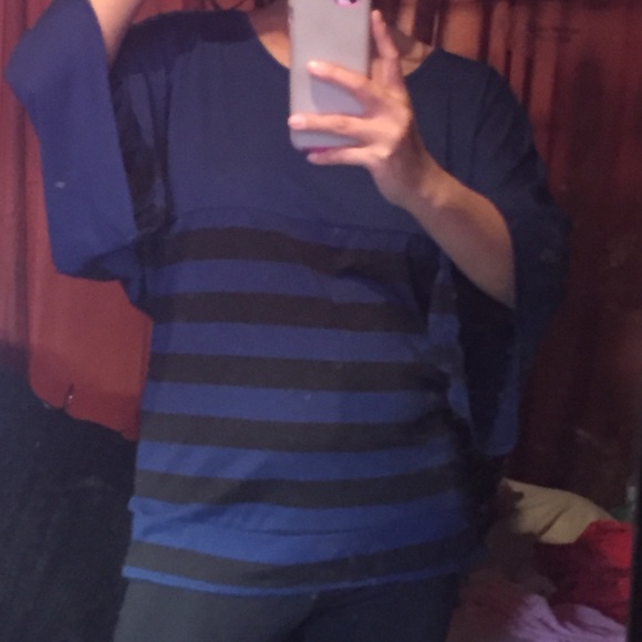 ⛔️SOLD LOCALLY⛔️Flowy Sleeves Top - Picture 2 of 2