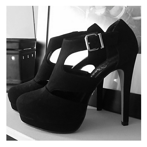 Rock & republic (NEW) closed toe heels size 6 1/2
