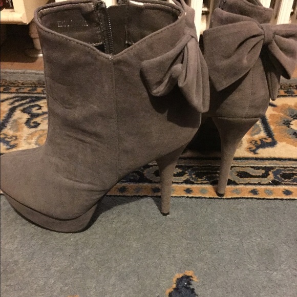 Gray Suede Bow Booties🎀