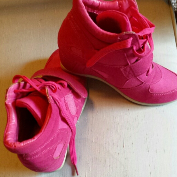 Pink wedge sneakers say 61/2 but fit more like 6.