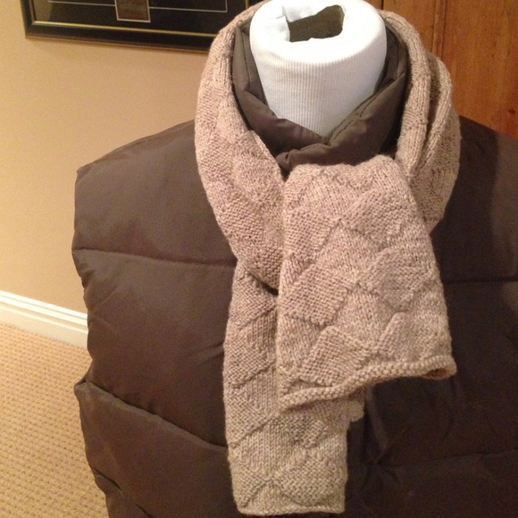Taupe scarf. Very warm. Beautiful design. - Picture 1 of 3