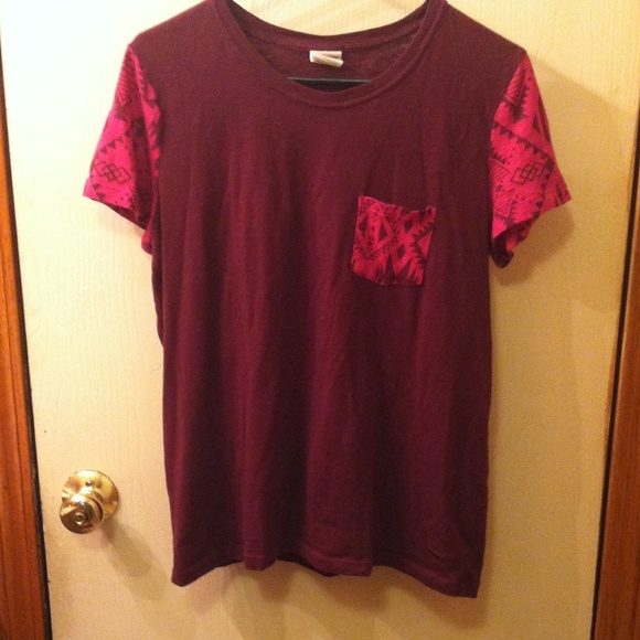 ⚡️FLASH SALE⚡️ Aztec VS PINK Tee shirt.