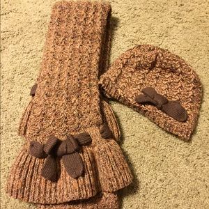 Hat and scarf set.