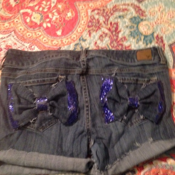 Jean shorts with bows on the pockets.