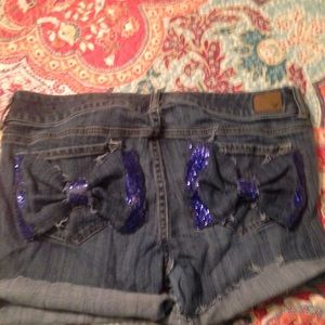 Jean shorts with bows on the pockets.