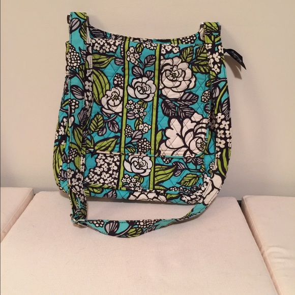 Vera Bradley Island Bloom Letter carrier style