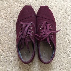 TOMS wooly maroon lace up shoes