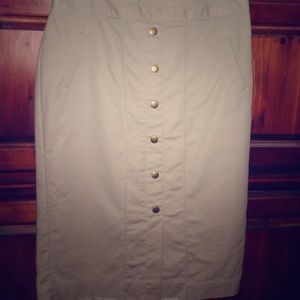 Comfortable khaki skirt! 🌟