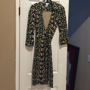 Diane Von Furstenberg wrap dress green size 6
