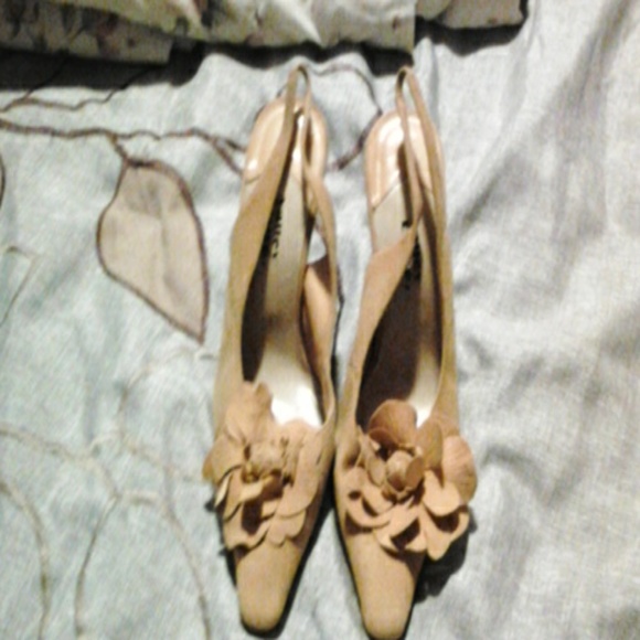 2 pair women shoes...ONE PRICE! 🙌🙌🙌