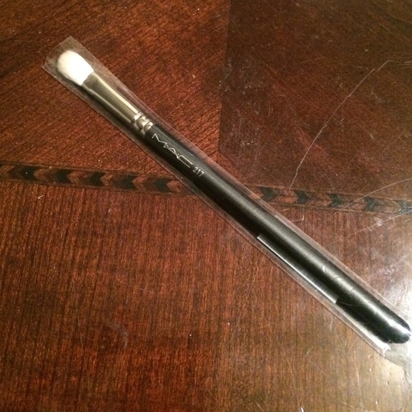 Authentic MAC Brush (217)