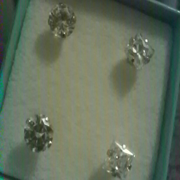 2 Pairs of Earrings
