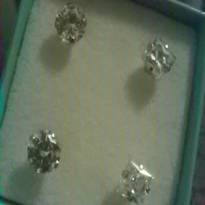 2 Pairs of Earrings 2 Pairs of Earrings