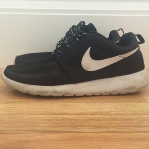 black and white roshe runs