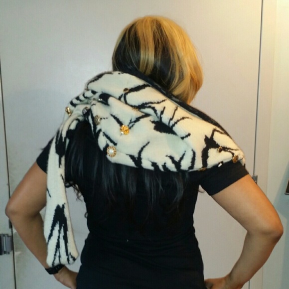 RAQUEL Scarf Hoodie - Picture 2 of 4