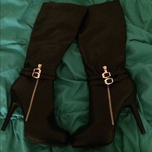 Black boots with gold buckle.