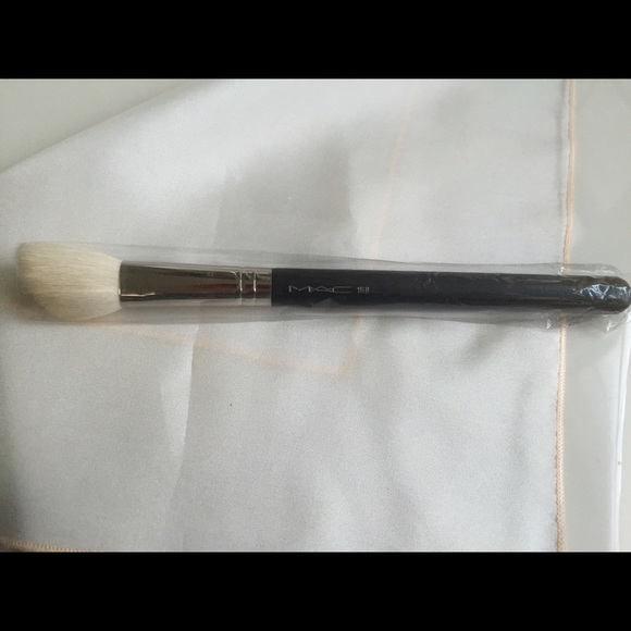 MAC contour brush