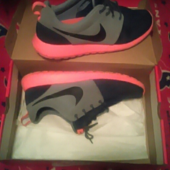 Nike Shoes - Roshe runs