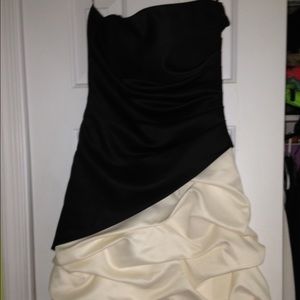 Gorgeous colorblock dress. Black/cream.