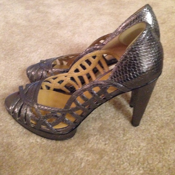 NINE WEST Platinum Snake Embossed Leather Heels!