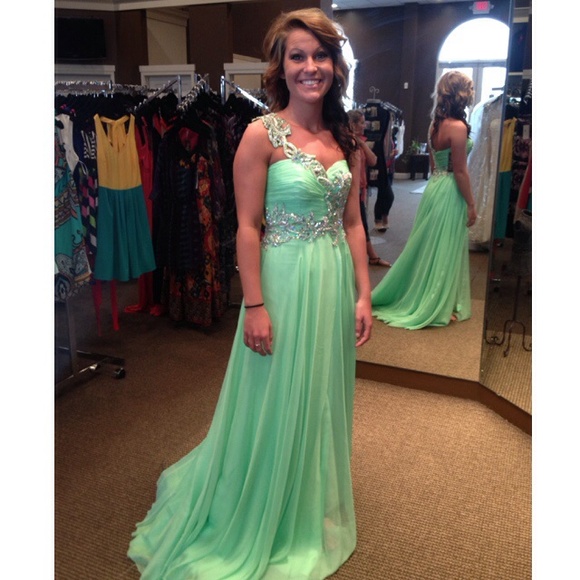 Size 0, Mac Duggal prom dress. Worn once!