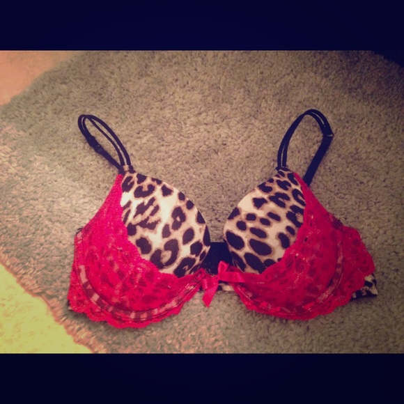 Jessica Simpson push up bra
