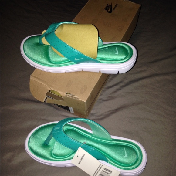Teal Nike flip flops.. New never worn.. In box..