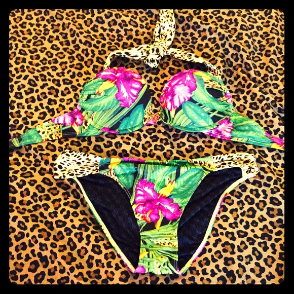 Victoria's Secret bombshell bikini top and button