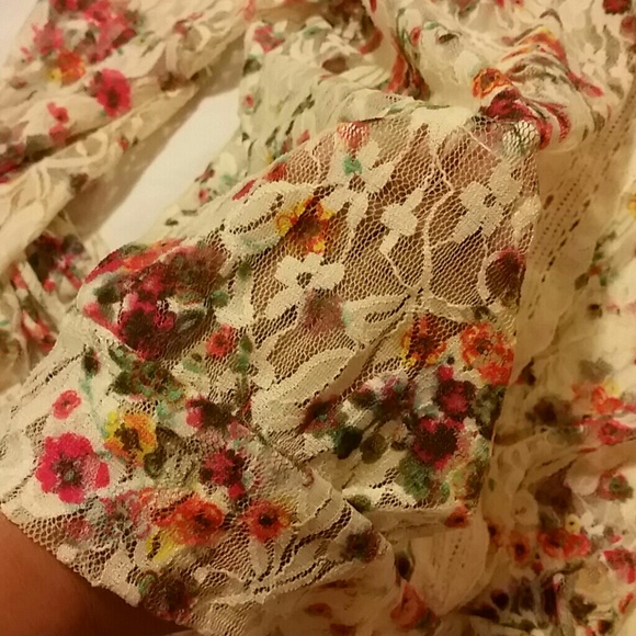 *SALE!* $7!* Multi Colored Lace Pattern Floral Top - Picture 3 of 3
